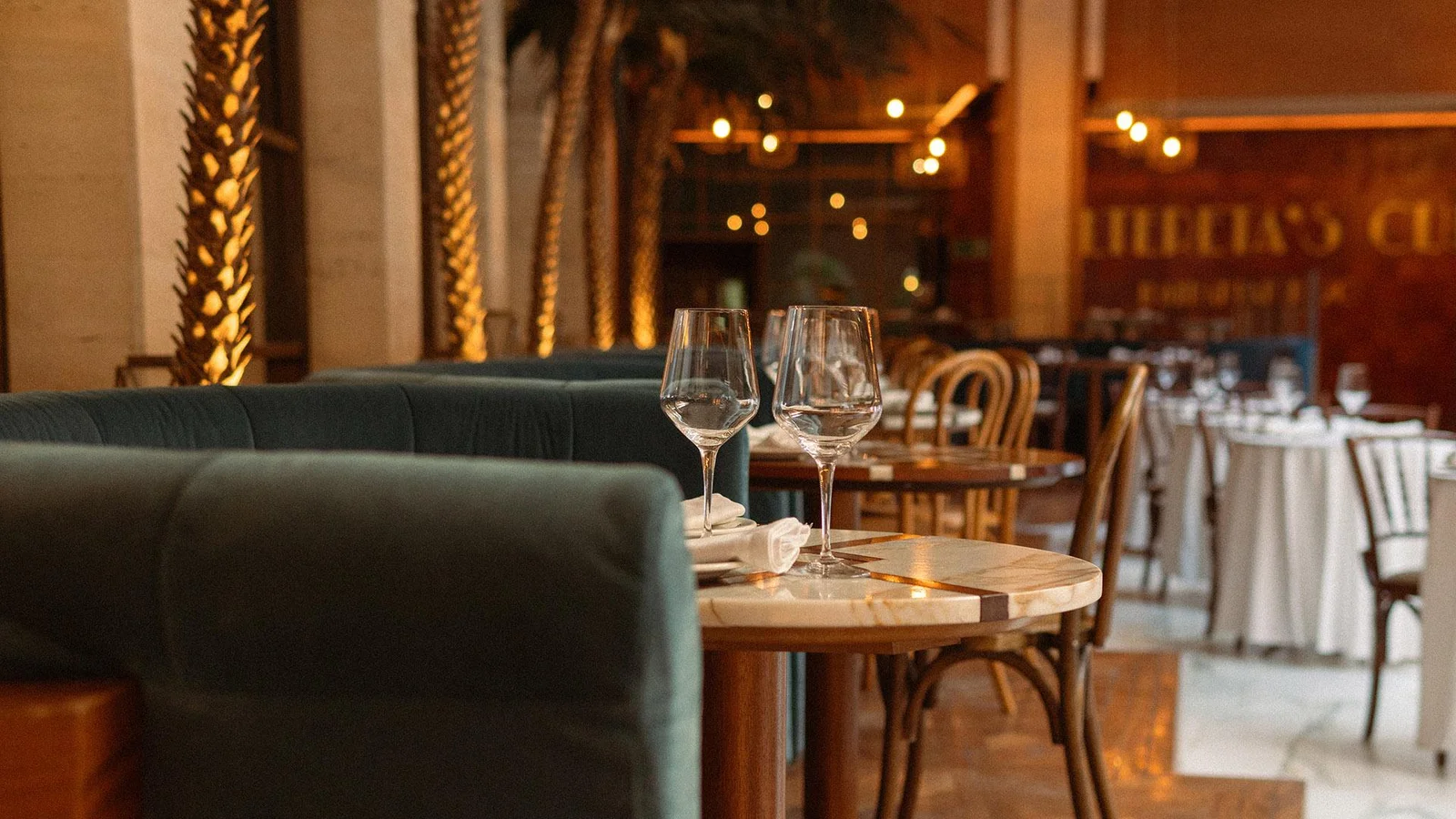 Viaja en el tiempo. Interior - Club de jazz clandestino